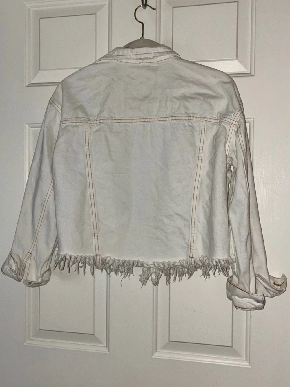 Fray‎ white denim jacket featuring raw fringe bottom hem. Sz S